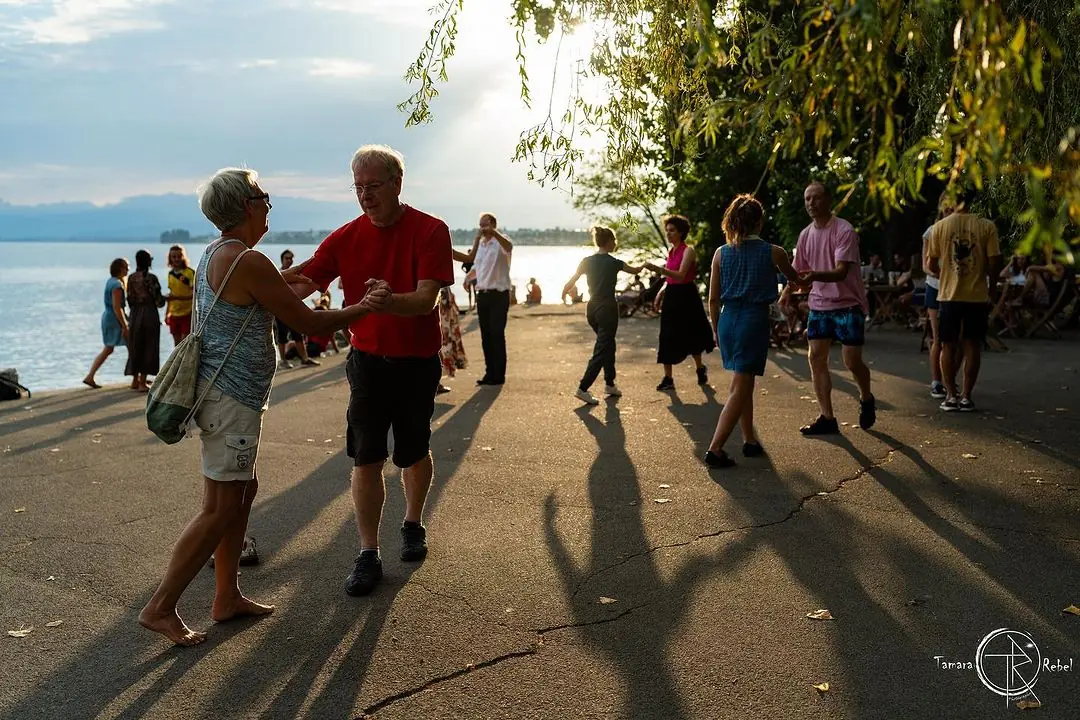 Danseurs de rock au bord du lac Léman