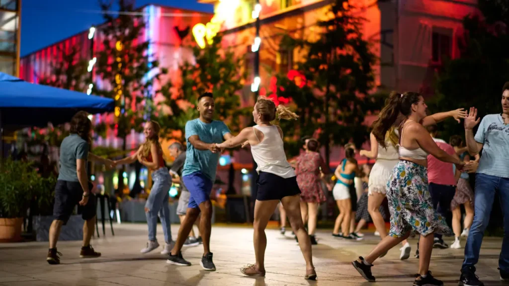 Danseurs de rock au quartier du Flon à Lausanne